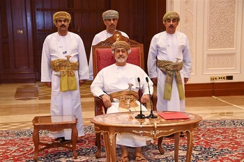 Sa Majesté le Sultan rencontre les cheikhs des wilayas des gouvernorats d’Al Dakhiliyah et d’Al Wusta