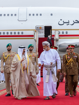 Seine Majestät Sultan Haitham bin Tarik empfängt den König des Königreichs Bahrain