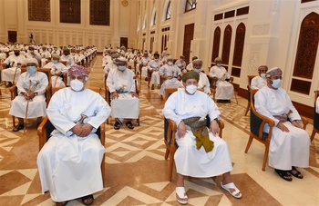 Sa Majesté le Sultan rencontre les cheikhs des wilayas des gouvernorats d’Al Dakhiliyah et d’Al Wusta