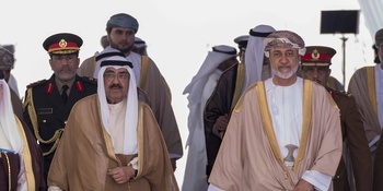 Sa Majesté le Sultan préside l’ouverture du projet de la raffinerie de Duqm en présence de Son Altesse l’Émir de l’État du Koweït