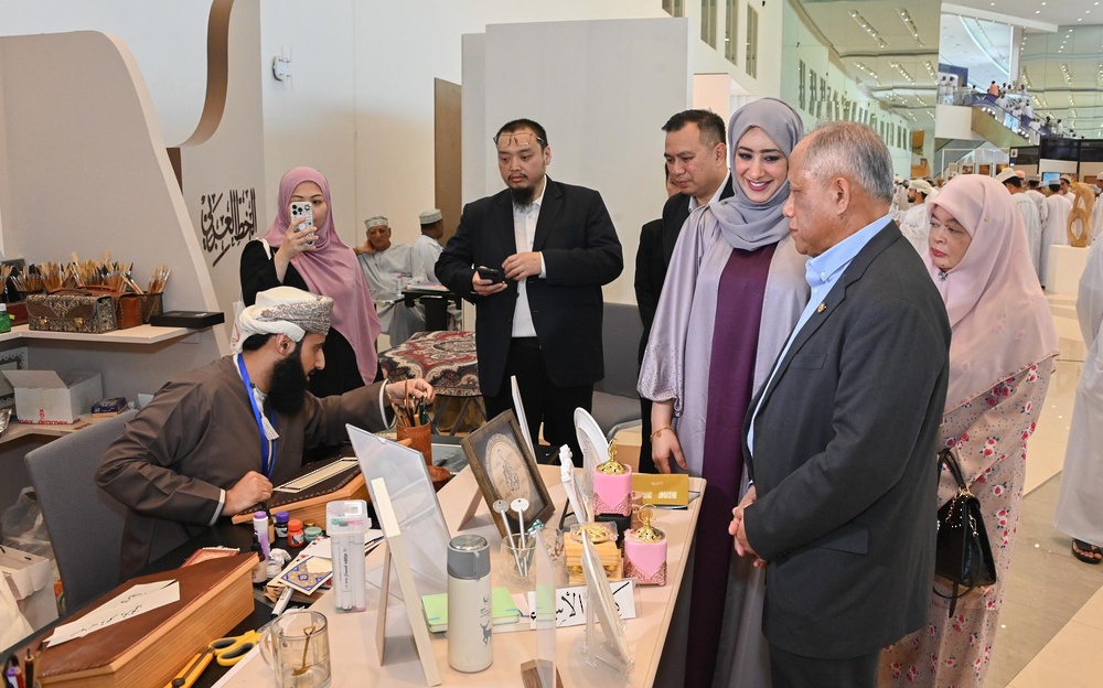 الوزيرُ بمكتب رئيس الوزراء في بروناي دار السّلام يزور معرض مسقط الدولي للكتاب