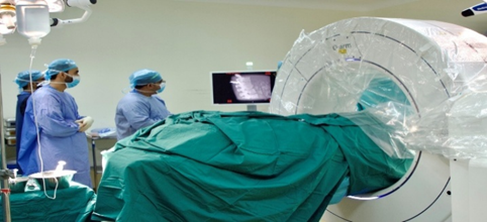 El Hospital Khoula realiza con éxito la primera operación de este tipo para tratar la escoliosis en el Sultanato de Omán