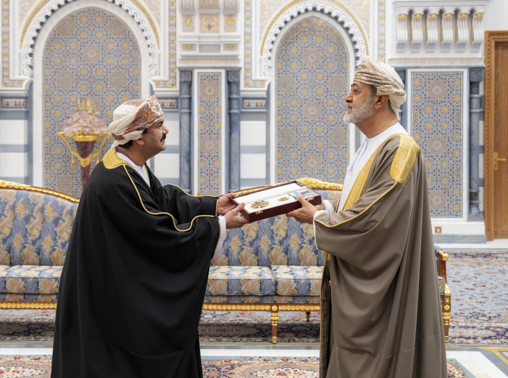جلالةُ السُّلطان يمنحُ أوسمةً لعدد من أصحاب السُّموّ والمعالي والسّعادة والقادة العسكريين وكبار الضّباط