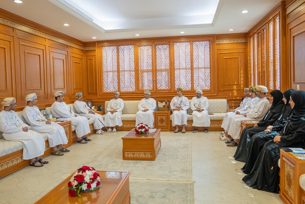 Information Minister Discusses Enhancing Media Work with Governor of South Al Batinah