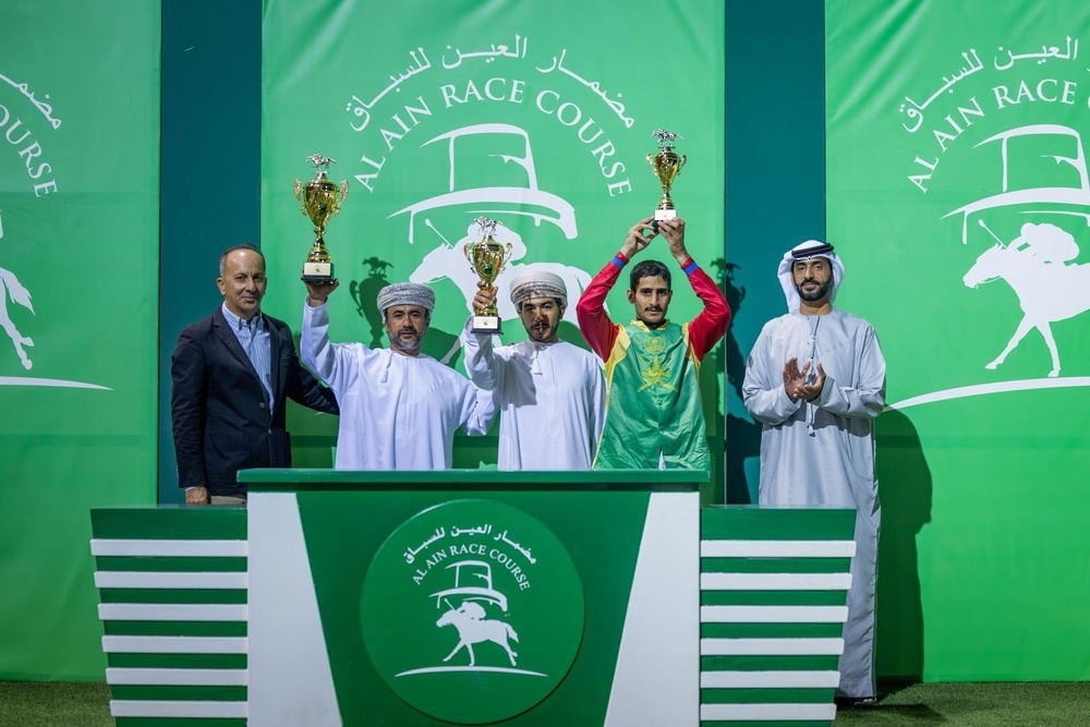 Pferd „Jawhar“ der Königlichen Kavallerie von Oman siegt auf der Rennbahn des Al-Ain-Reitklubs