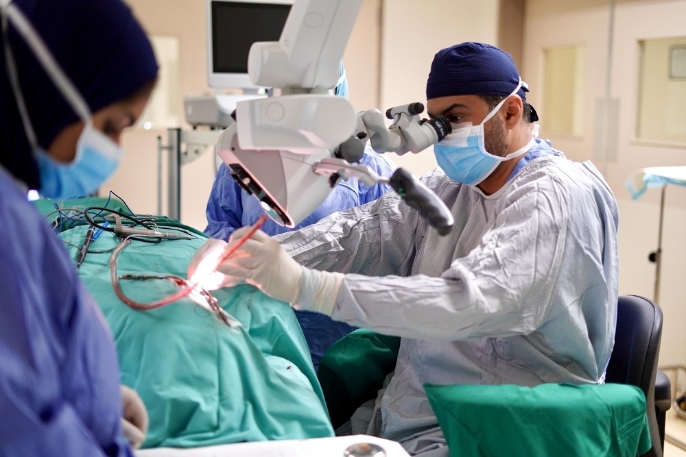 Krankenhaus Al Nahdha führt Cochlea-Implantation bei weltweit jüngstem Säugling durch