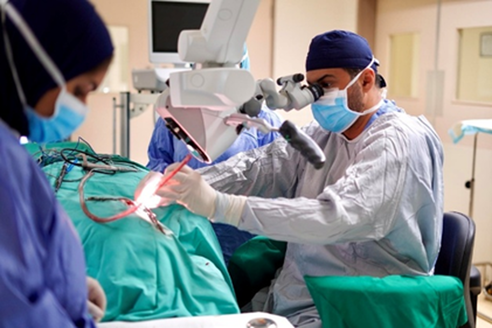 El Hospital Al Nahdha realiza un implante coclear al niño más joven del mundo